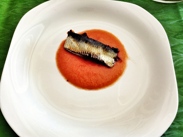 Lomitos de sardina marinados en soja y miel con salsa de tomate y pepino